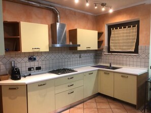 Een koelkast, een microgolfoven, een oven, een kookplaat