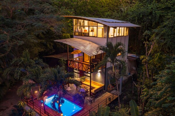 حمّام سباحة خارجي