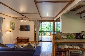 Smart TV, books - Beach&Jungle Jem; spacious 4 br/2 bath +pool!2 min walk to beach!For Fam/Groups. (mal pais)