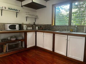 ثلاجة، ميكروويف، فرن، موقد طهي مسطح