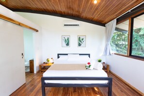 4 bedrooms, in-room safe, desk, free WiFi - Beach&Jungle Jem; spacious 4 br/2 bath +pool!2 min walk to beach!For Fam/Groups. (mal pais)