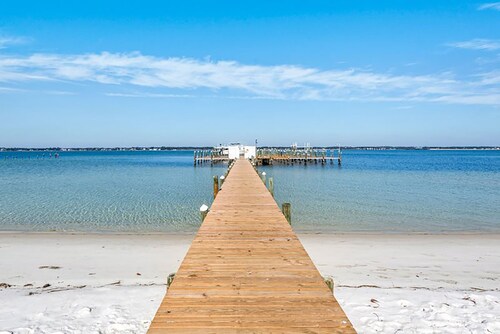 When the Sun Goes Down 🌅 Navarre Retreat w/Golf Cart, Boat Slip + Pet Friendly