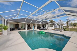 Outdoor pool, a heated pool - Tropical Retreat - Oversized heated pool, golf, pickle-ball, tennis, bikes, (Rotonda West)