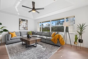 Smart TV, books, stereo - Tropical Retreat - Oversized heated pool, golf, pickle-ball, tennis, bikes, (Rotonda West)