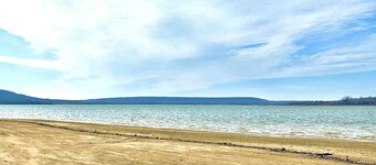 Newly Renovated Amazing Lake Retreat! Sleeps 11- Walk to Water & Boat Ramp!