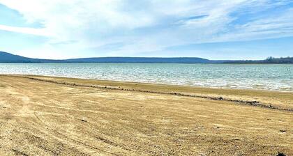 Newly Renovated Amazing Lake Retreat! Sleeps 11- Walk to Water & Boat Ramp!