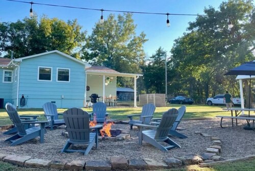 Newly Renovated Amazing Lake Retreat! Sleeps 11- Walk to Water & Boat Ramp!