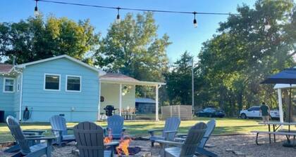 Newly Renovated Amazing Lake Retreat! Sleeps 11- Walk to Water & Boat Ramp!