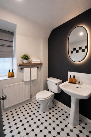 Classic Double Room | Bathroom | Free toiletries, hair dryer, towels, soap