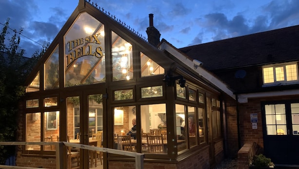 Il s’agit d’un bâtiment traditionnel, reconnaissable à son enseigne où l’on peut lire « The Six Bells ». Il se distingue par ses grandes fenêtres, sa terrasse en bois et sa façade en briques.