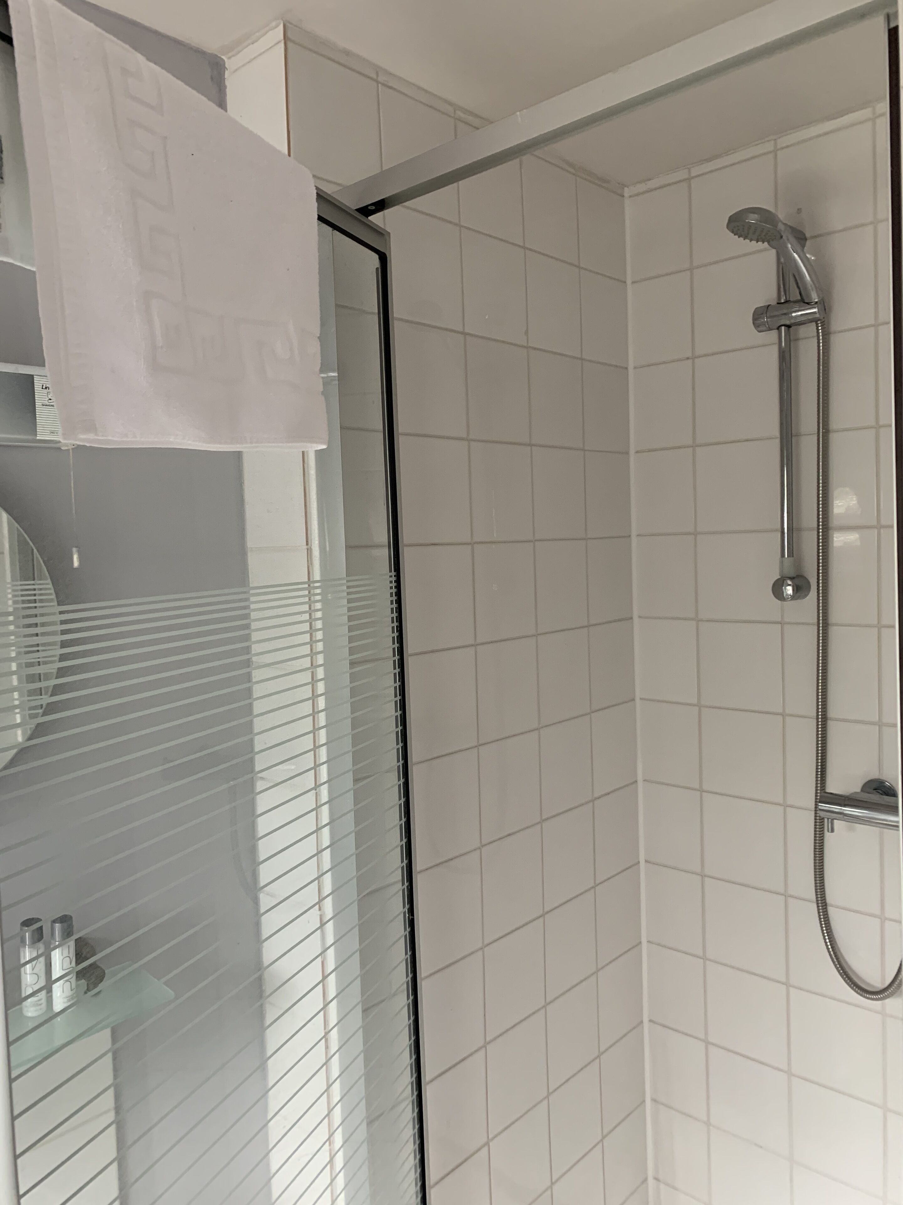 Habitación clásica doble | Baño | Artículos de higiene personal gratuitos, secador de pelo y toallas