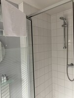 Artículos de tocador gratuitos, secador de pelo, toallas, jabón