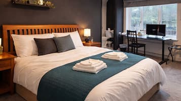 Escritorio, tabla de planchar con plancha, wifi gratis y ropa de cama