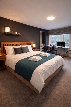 Deluxe Double or Twin Room | Desk, iron/ironing board, free WiFi, bed sheets