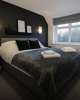 Escritorio, tabla de planchar con plancha, wifi gratis y ropa de cama 