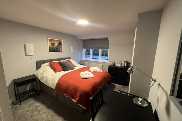 Escritorio, tabla de planchar con plancha, wifi gratis y ropa de cama