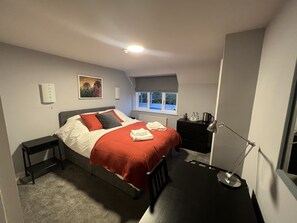 Habitación doble Confort | Escritorio, tabla de planchar con plancha, wifi gratis y ropa de cama