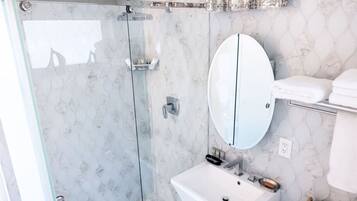 Een douche, een haardroger, handdoeken, zeep