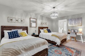 4 habitaciones, escritorio y tabla de planchar con plancha