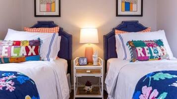 3 habitaciones, escritorio y tabla de planchar con plancha