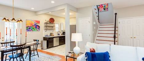 Fernseher, Kamin, Stereoanlage