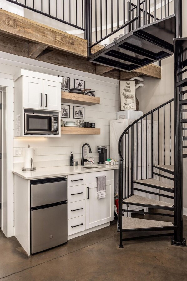 Een koelkast, een microgolfoven, een koffiezetapparaat/waterkoker