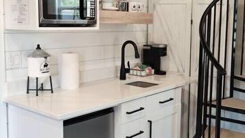 Réfrigérateur, micro-ondes, cafetière/bouilloire, grille-pain