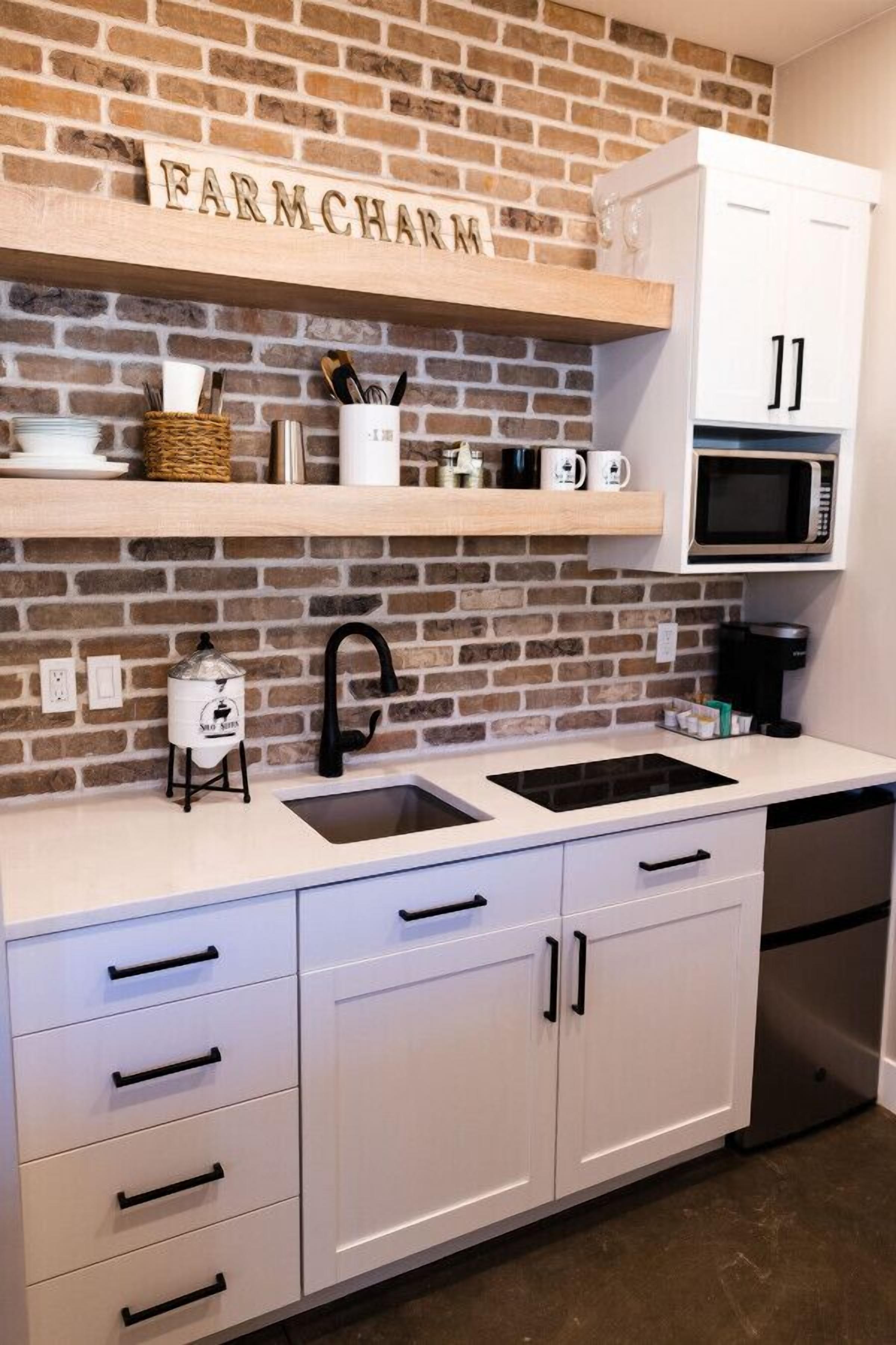 Réfrigérateur, micro-ondes, cafetière/bouilloire, grille-pain