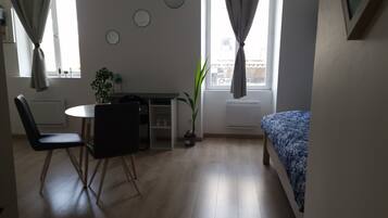 1 室のベッドルーム、デスク、WiFi (無料)、ベッドシーツ