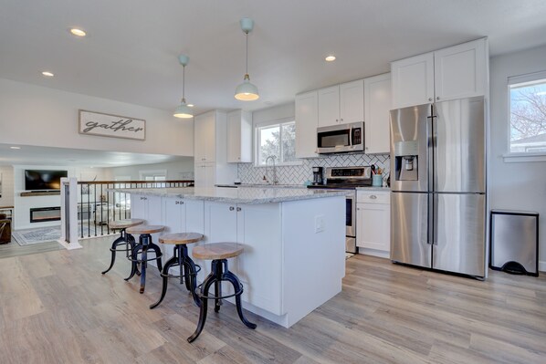 Refrigerador, microondas, horno y parrilla de estufa 