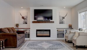 Smart TV, chimenea, videojuegos y futbolito 