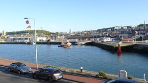 A harbor with boats, a bridge, and buildings in the background. - Elegant Studio, facing marina and harbour (Fécamp)