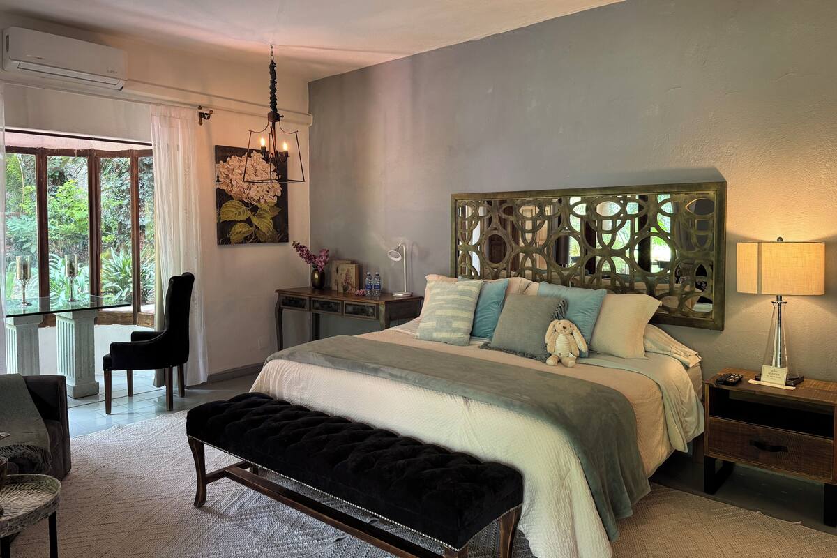 Deluxe Room | Premium bedding, down duvets, Tempur-Pedic beds, minibar