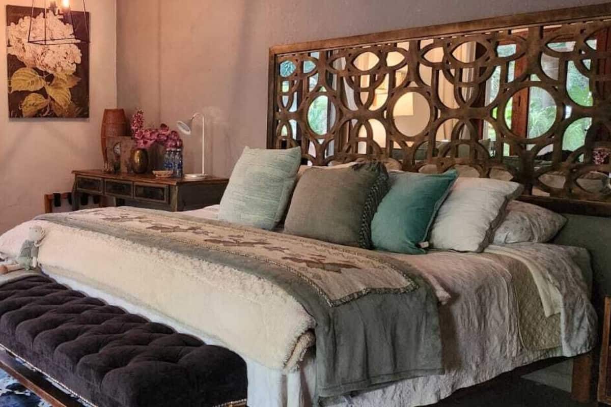 Premium bedding, down duvets, Tempur-Pedic beds, minibar
