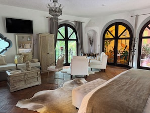 Premium bedding, down comforters, Tempur-Pedic beds, minibar - Tres Fuentes Hotel Boutique (San Miguel de Allende)