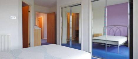 2 bedrooms, desk, iron/ironing board, WiFi