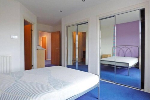 Comfortable, self contained 2 double beds town apartment near Beach