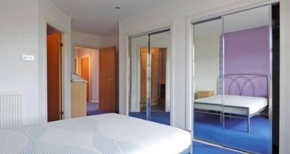 Comfortable, self contained 2 double beds town apartment near Beach