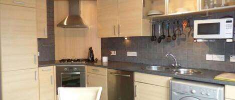 Refrigerador, horno, tetera eléctrica y tostadora