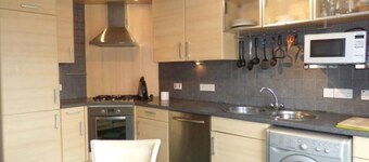 Comfortable, self contained 2 double beds town apartment near Beach