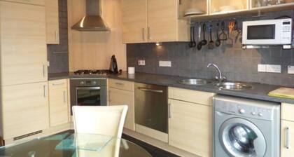 Comfortable, self contained 2 double beds town apartment near Beach