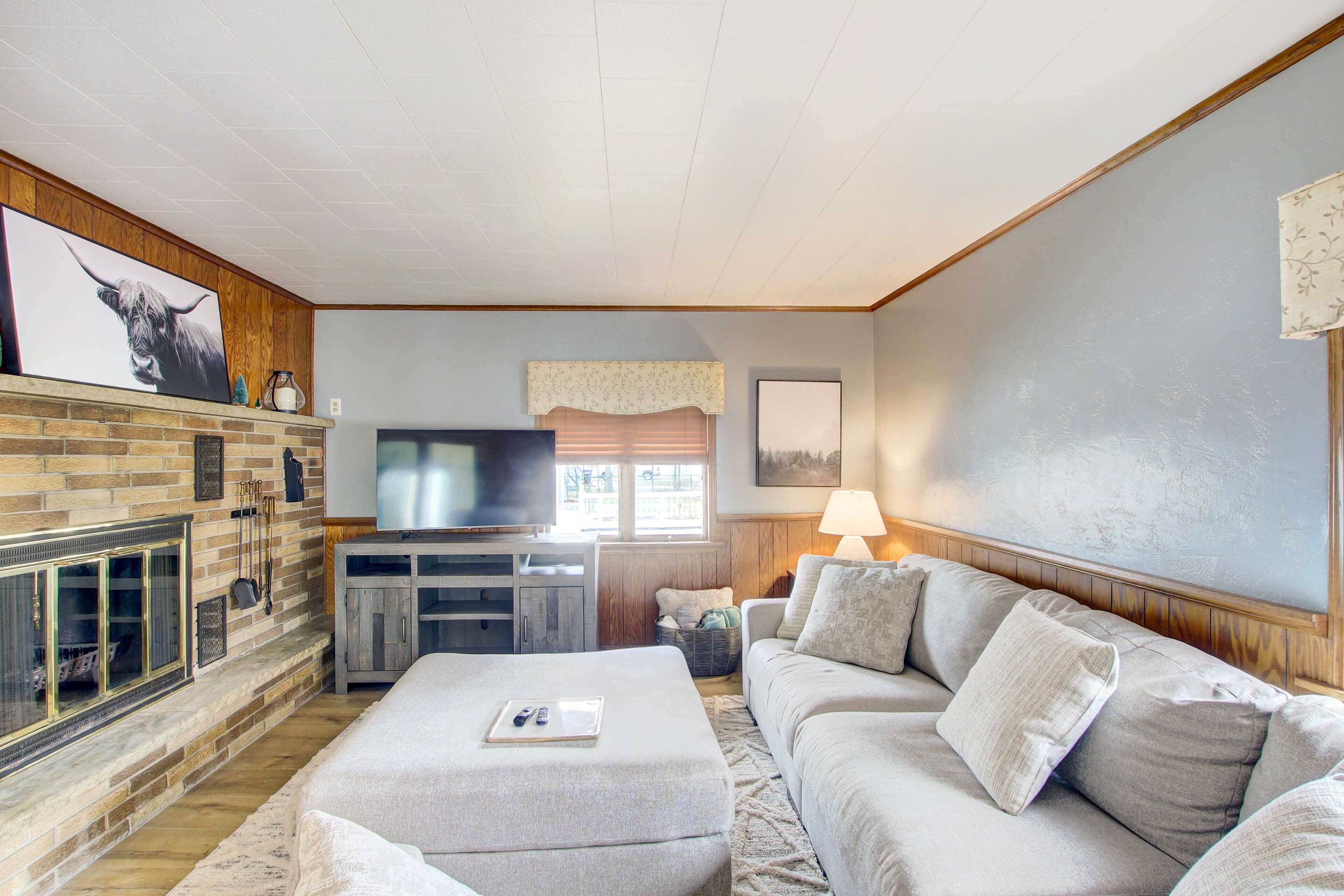 Cozy Wisconsin Abode: Walk to Lake Michigan!