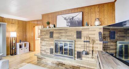 Cozy Wisconsin Abode: Walk to Lake Michigan!