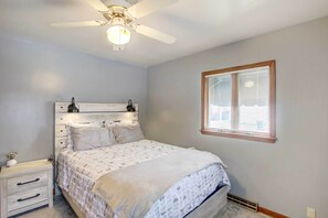 3 bedrooms, desk, Internet, bed sheets - Cozy Wisconsin Abode: Walk to Lake Michigan! (Algoma)