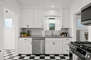 Een koelkast, een microgolfoven, een oven, een kookplaat