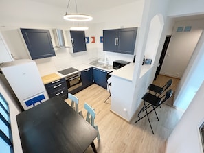 Kühlschrank, Mikrowelle, Ofen, Herdplatte