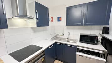 Réfrigérateur, micro-ondes, four, plaque de cuisson