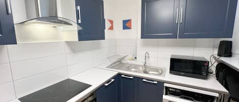 Frigorífico, microondas, horno y placa de cocina