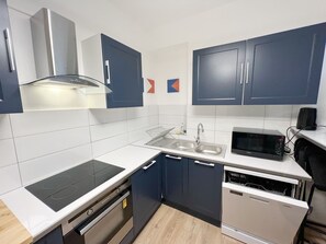 Réfrigérateur, micro-ondes, four, plaque de cuisson