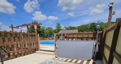 Paradise Point Walk-in Log Cabin by Silver Dollar City & Table Rock Lake!